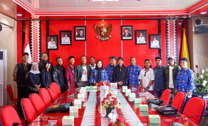 Bunda Eva Berangkatkan 7 Seniman Mural ke Tanah Suci Mekah