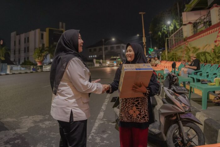 Walikota Eva Dwiana Bagikan Kompor Gas Gratis untuk Pelaku UMKM