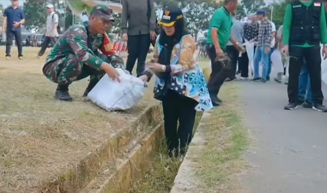 Bunda Eva Pimpin Apel Pengarahan Kepada Letugas DLH Bandarlampung
