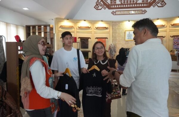 Ratusan Peserta HUT REI Kunjungi Dekranasda Lampung, Produk Kriya, Wastra dan Kuliner Jadi Daya Tarik
